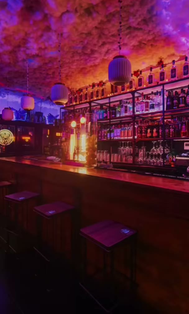 Detalle de la barra con los tiradores iluminados