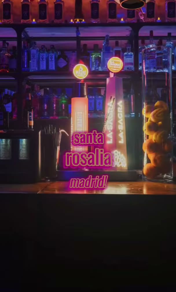 Cartel luminoso de Santa Rosalía Madrid junto a naranjas