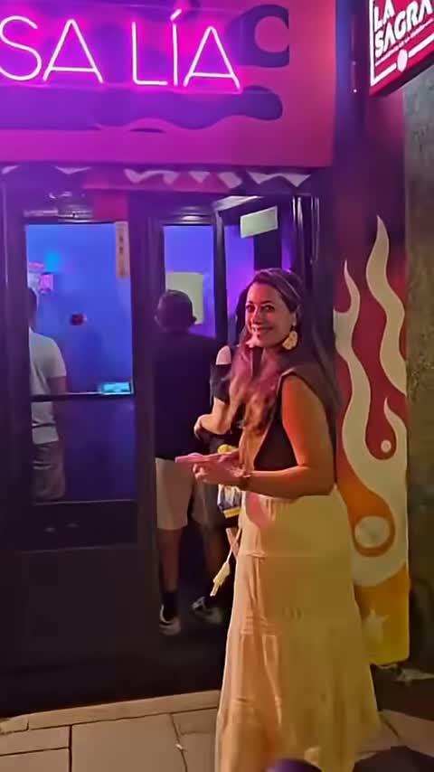 La fachada, de noche