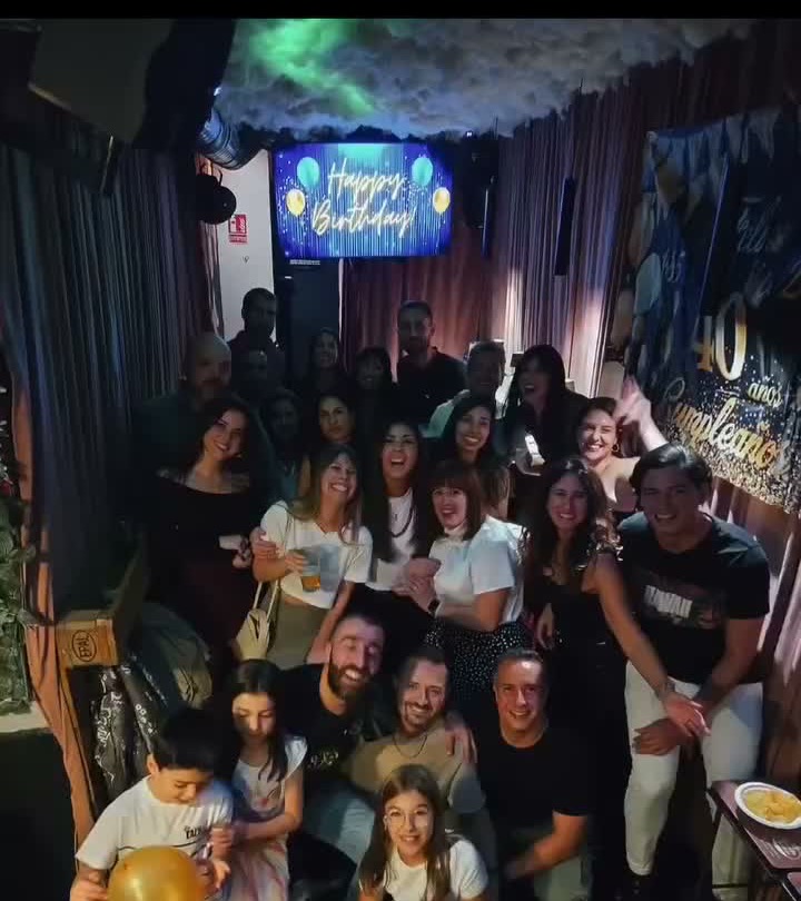 Grupo celebrando un 40 cumpleaños en Santa Rosalía