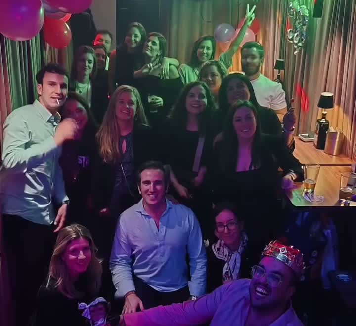 Grupo en la puerta del bar al final de la noche