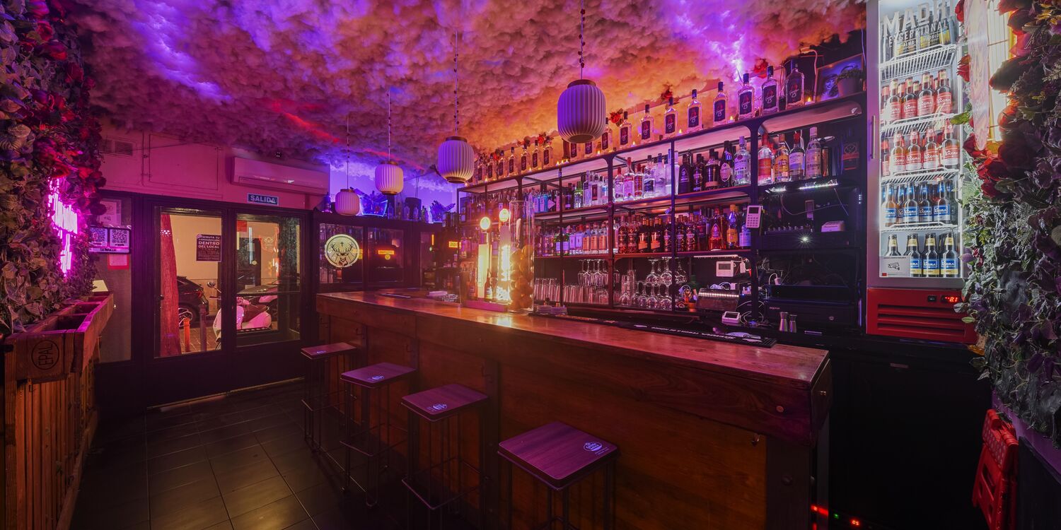 El bar bajo el techo de nubes, entre paredes de rosas