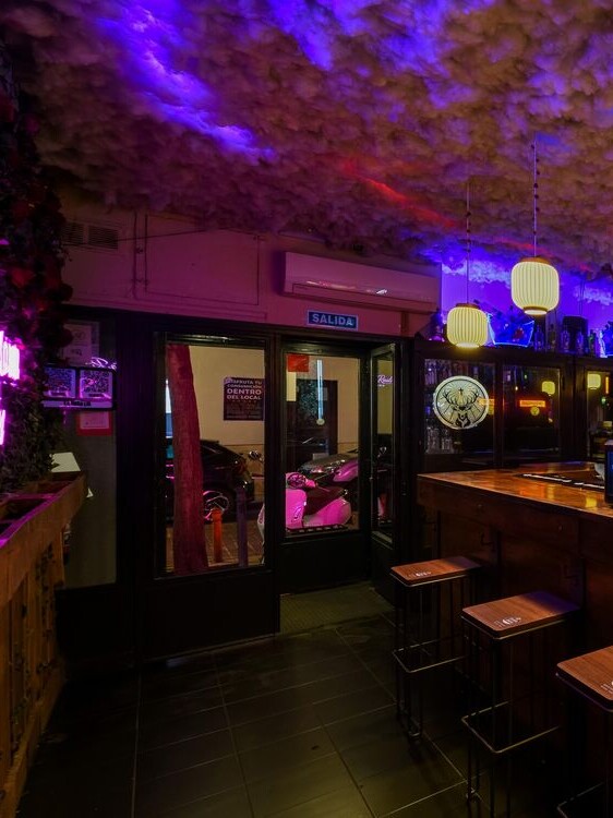La puerta del bar, con la calle Manuela Malasaña al otro lado del cristal